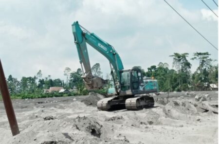 Tujuh Alat Berat Dioperasikan Bersihkan Material Vulkanik Gunung Semeru