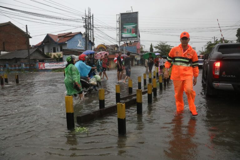 Kota Semarang Banjir, Ganjar Pranowo Cek Kondisi Pompa Ganjar Pranowo