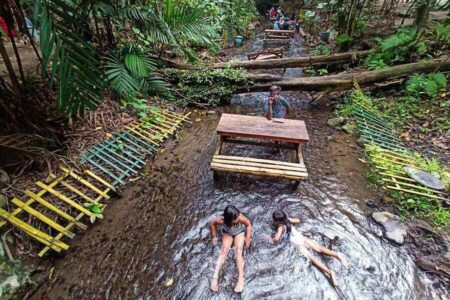 Sensasi Makan Sambil Bermain Air di Sumber Alaska Kediri