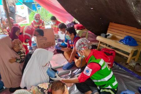 Bantuan untuk Korban Gempa di Kecamatan Cegunang Diserahkan Berau Coal Melalui Tim Siaga Bencana