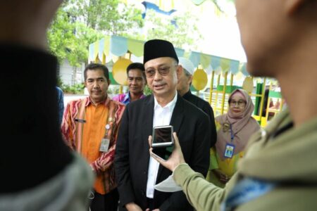Pemkot Serahkan Bantuan 24 Booth untuk UMKM di Waterfront City Pontianak