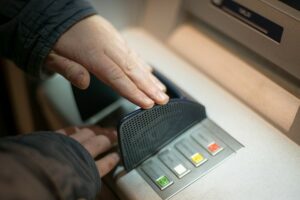 Waspada Saat Tarik Uang di ATM, Begini Cara Hindari Skimming ATM