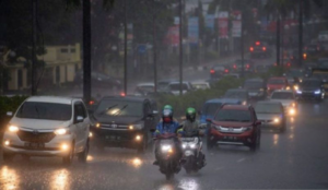 Hujan Dengan Berbagai Intensitas Terjadi di Sejumlah Kota Besar di Indonesia Hari Ini