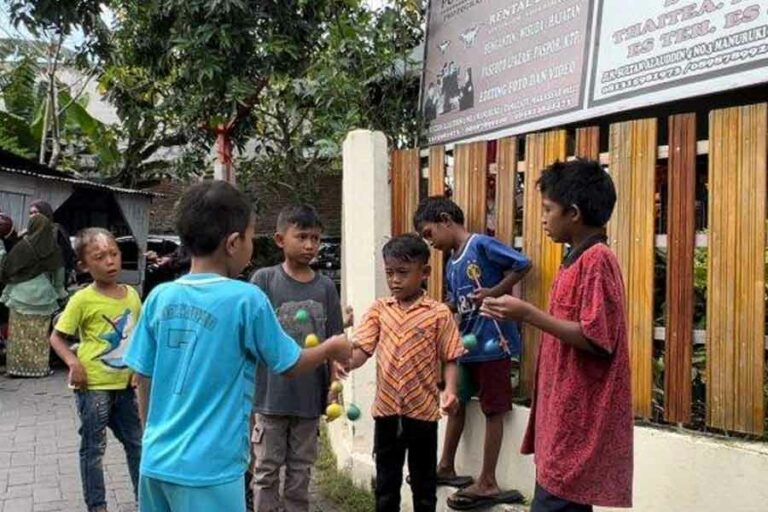Sejumlah anak asyik bermain latto-latto