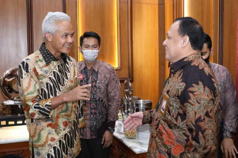 Gubernur Jawa Tengah Ganjar Pranowo bersama Ketua KPK Firli Bahuri