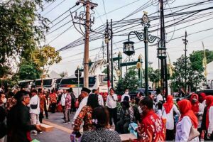 Jokowi Ngunduh Mantu, Ribuan Relawan Berdoa untuk Pernikahan Kaesang Sejumlah relawan Jokowi berkumpul di kawasan Pura Mangkunegaran, Solo (foto: Antara)