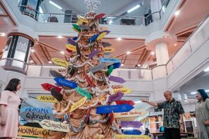 Bawa Suasana Baru, UK Petra Kreasikan Pohon Natal dari Papan Petunjuk Arah di Berbagai Negara