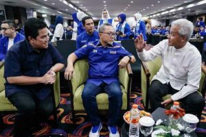 Erick Thohir berbincang santai dengan Zulkifli Hasan dan Ganjar Pranowo