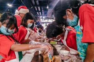 Sambut Natal, Ciputra World Surabaya Adakan Hias Kue Yule Log 10 meter