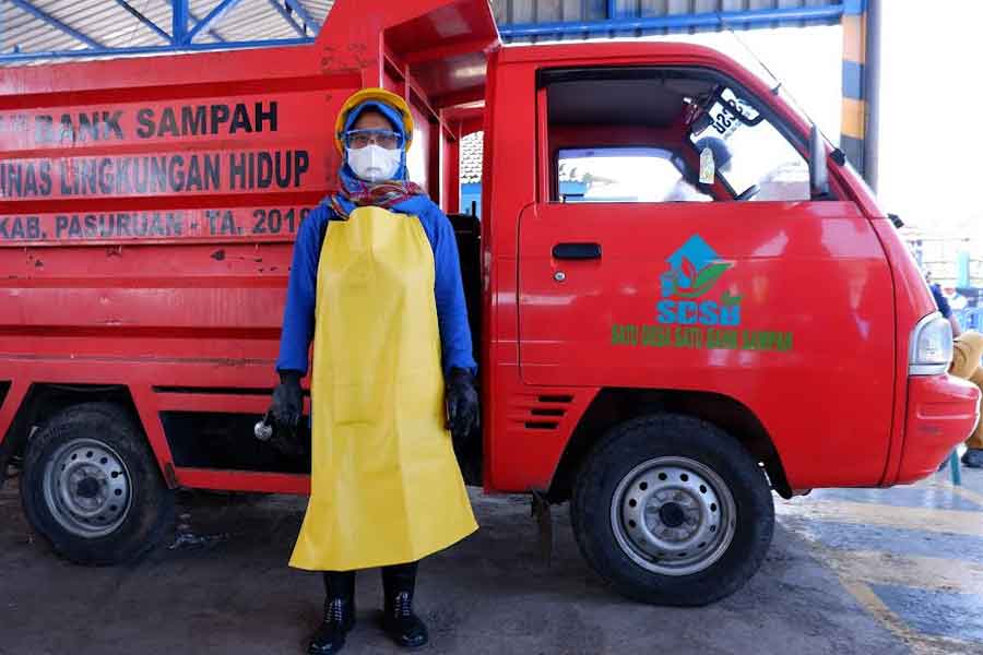 Pemilah sampah Dinas Lingkungan Hidup Kabupaten Pasuruan, Jawa Timur (foto: Titik Kartitiani, pilar.id)