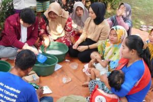 Sodorkan Sabun Multifungsi, Universitas Ciputra Bagi Wawasan dengan Korban PHK di Pasuruan