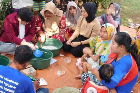 Sodorkan Sabun Multifungsi, Universitas Ciputra Bagi Wawasan dengan Korban PHK di Pasuruan