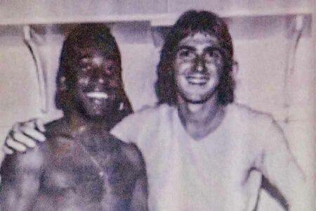 Sosok Mantan Petinggi Persib Bandung Pernah Tertawa Bareng Pele, Begini Pesan pada Mendiang Foto mantan pelatih Persib Bandung Robert Alberts bersama Pele