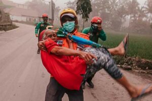 Warga lansia saat sedang diungsikan oleh petugas BNPB (foto: istimewa)