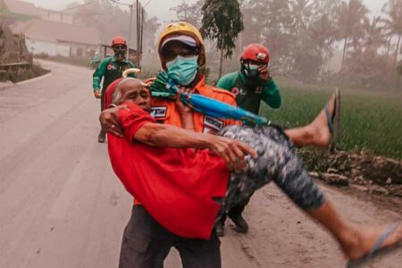 Masih Ada 699 Pengungsi Erupsi Semeru dan 17 Hektar Lahan Pertanian Rusak Warga lansia saat sedang diungsikan oleh petugas BNPB (foto: istimewa)