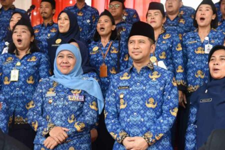 Hari Guru Nasional, Gubenur Khofifah Ingatkan ASN dan Guru Bekerja Lebih Profesional Gubernur Jawa Timur Khofifah Indar Parawansa bersama Wagub Jatim Emil Elestianto Dardak saat menghadiri Peringatan Hari Guru Nasional, HUT ke-77 Persatuan Guru Republik Indonesia (PGRI) dan HUT ke-51 Korps Pegawai Republik Indonesia (KORPRI) di halaman Gedung Negara Grahadi, Senin (5/12/2022)