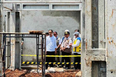 Tinjau Progres Pembangunan Rumah Tahan Gempa di Cianjur, Jokowi: Segera Dibangun 200 Unit