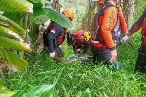Ceburkan Diri ke Sungai Saat Digerebek Petugas, Pejudi Tenggelam Ditemukan Meninggal Evakuasi Basarnas