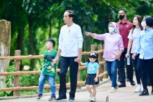 Cuti Bersama Imlek, Presiden Jokowi Ajak Jan Ethes Kunjungi Solo Safari Tinjau Progres Revitalisasi