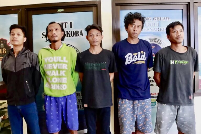 Polres Jombang Tangkap 5 Orang Komplotan Pengedar Sabu-Sabu