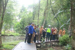 Menjaga Tata Kelola Lingkungan, Sutarmidji Bersama Sekjen Kementerian LHK Tanam Pohon Jenis Ulin