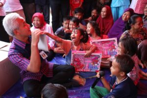 Ganjar Duduk Bareng Warga Pekalongan di Tenda Pengungsian