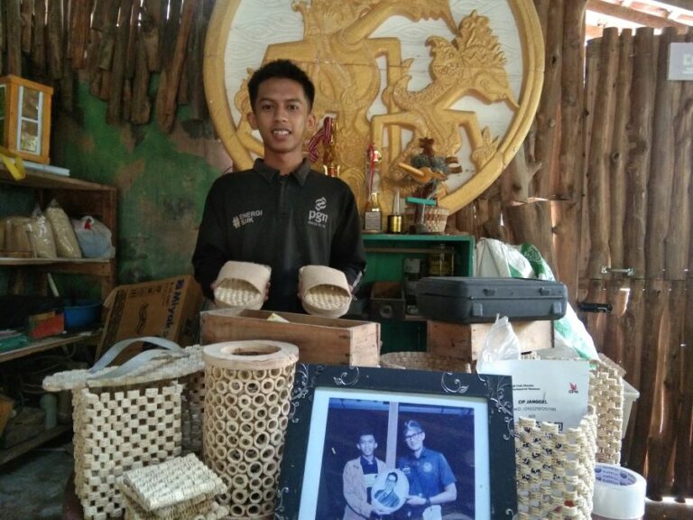 Kisah Ade Kurniawan, Olah Limbah Tongkol Jagung Jadi Kerajinan Bernilai Jutaan