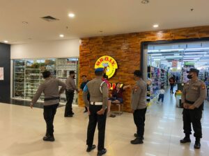 Polisi Patroli Jalan Kaki di Singkawang Grand Mall