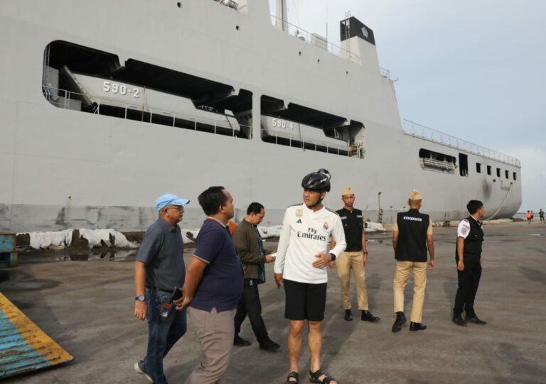 Cuaca Buruk, Kapal Perang Dikerahkan Kirim Logistik ke Karimunjawa Ganjar Pranowo