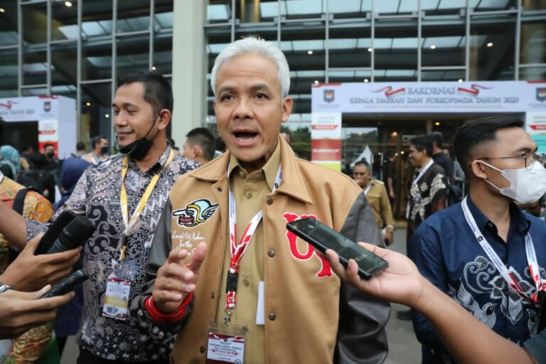 Kerahkan Alat Berat untuk Bersihkan Material Longsor