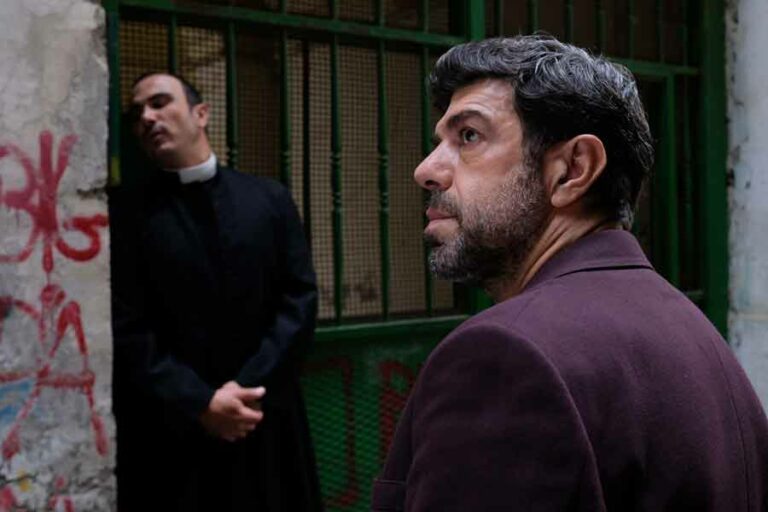 Pierfrancesco Favino dalam Nostalgia (2022), film besutan Mario Martone