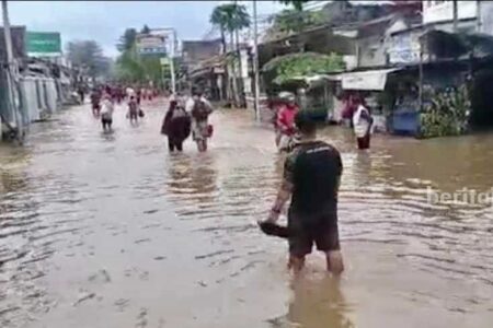 Banjir Rendam 3 Kecamatan di Kabupaten Pasuruan Hingga Satu Meter foto pilar id