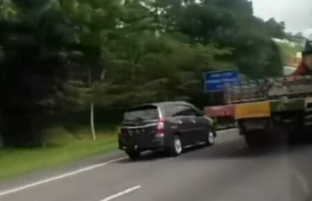 Viral Video Mobil Toyota Innova Tabrak Tebing di Tol Semarang-Solo hingga Terbalik dan Roda Lepas