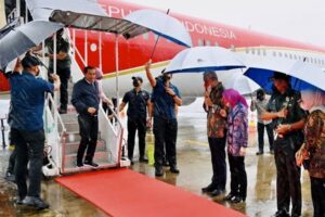 Diguyur Hujan, Presiden Jokowi Tiba di Jawa Tengah untuk Resmikan Jalan Tol Semarang-Demak