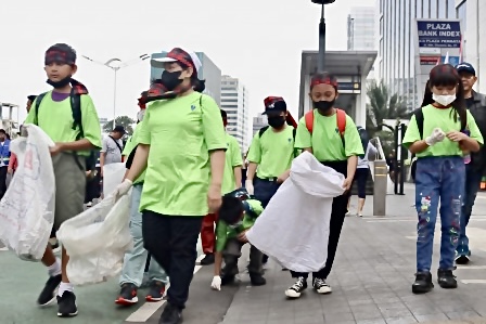 Dinas Lingkungan Hidup DKI Jakarta Ajak Relawan Pungut Sampah Peringati HPSN 2023
