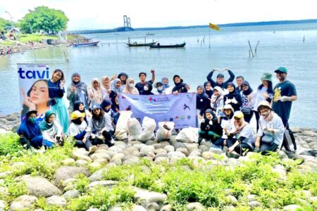 Peringati Hari Bersih Indonesia, NoWaste Surabaya Angkat 5.000 sampah dari Pantai Kenjeran