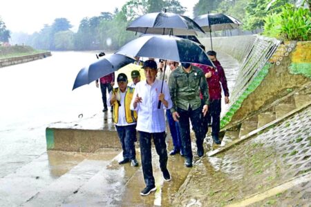 Presiden Jokowi Hujan-Hujanan, Siap Lanjutkan Poryek Normalisasi Kali CIliwung