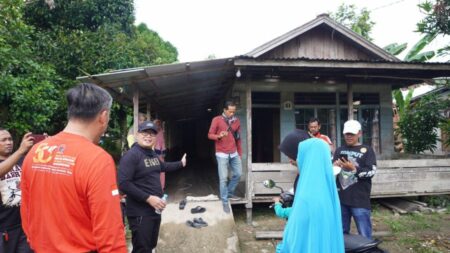 Sujiwo dan Sukiryanto Patungan Bedah Rumah Warga di Kuala Dua
