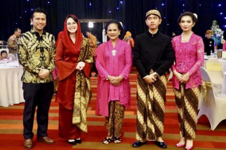 Emil Dardak dan Arumi Bachsin Hadiri Pernikahan Adik Ipar Presiden Jokowi