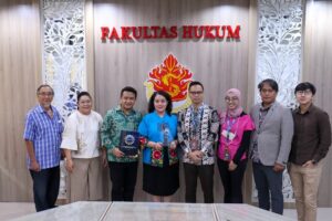Fakultas Hukum Ubaya Raih Juara Top Law School for Law Firm Leaders Ranking 2022