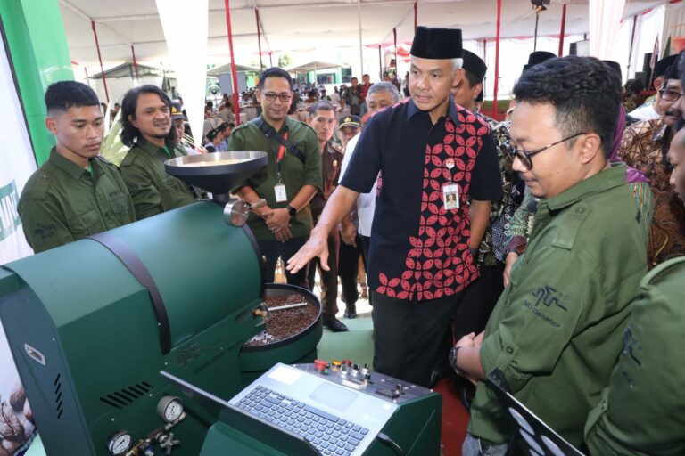 Dua Produk Karya Siswa SMK Ma’arif Kota Mungkid Bikin Ganjar Pranowo Kagum
