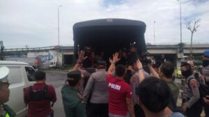 Bonek Geruduk Semarang Bikin Ulah Motor Warga Dirusak, Laga PSIS vs Persebaya Ditunda
