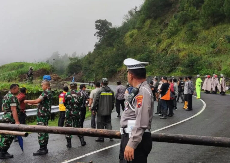 Update Kondisi Terkini Tanah Longsor Tawangmangu, Alat Berat Diturunkan Buka Akses Jalan