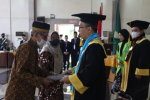 Berjuang sampai Akhir Hayat, Orang Tua Gantikan Putranya Wisuda di UIN Walisongo Semarang wisuda UIN Walisongo