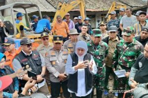 Gubernur Jatim, Khofifah Indar Parawansa bersma jajaran saat meninjau langsung lokasi bencana banjir bandang di Ijen Bondowoso