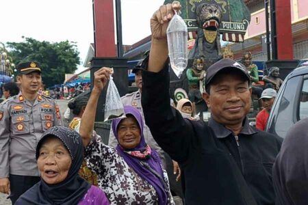 Lawan Demam Berdarah, Polisi Bagikan Ikan Cupang untuk Warga Ponorogo