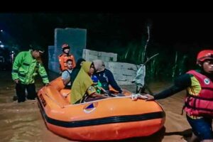 Puluhan Rumah di Pasuruan Terendam Banjir, Polisi dan BPBD Gerak Cepat Lakukan Evakuasi Proses evakuasi terhadap warga terdampak banjir di Pasuruan