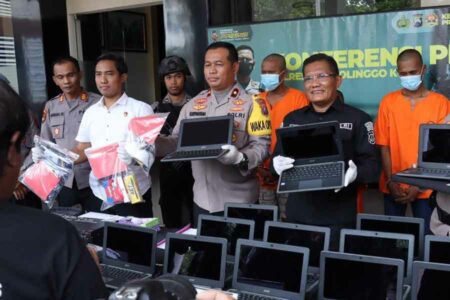 Wakapolres Kompol Subiyantana saat menunjukkan barang bukti belasan laptop yang berhasil diamankan Polres Probolinggo