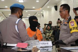 Pelaku MIM saat ditanya oleh anggota Polres Tulungagung mengenai kronologi kejadian penganiayaan yang mengakibatkan kematian temannya sendiri