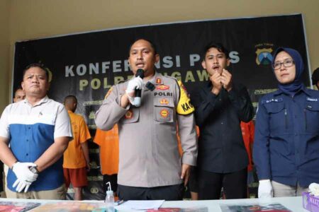 Kapolres Ngawi AKBP Dwiasi Wiyatputera, saat menjelaskan kronologi penangkapan dan modus operandi pelaku peredaran narkoba